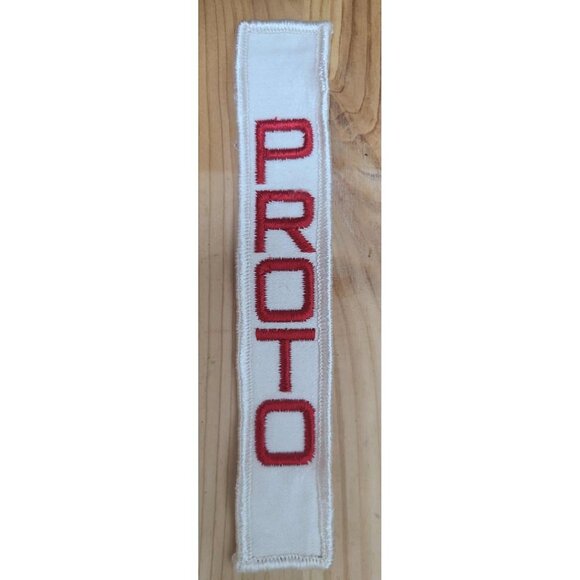 "Vintage Proto Embroidered Patch - White Red Fabric Badge for Collectors" - Picture 1 of 2
